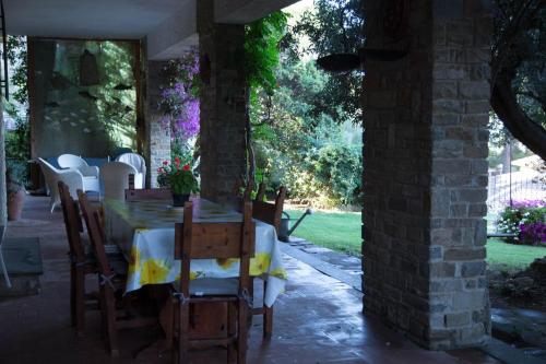 une table avec un chiffon de table jaune et blanc dans l'établissement APPARTAMENTI PANORAMICI VISTA MARE, à Castiglione della Pescaia