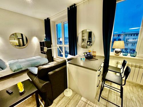 a room with a desk and a bedroom with a bed at Super FORUM 2 Metro Fast WiFi Netflix, HBO, AppleTV in Warsaw