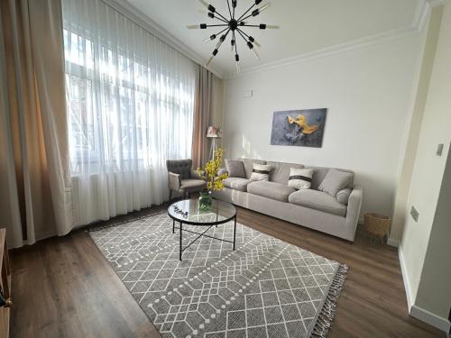 Center of city in Beşiktaş 2 plus 1 with 2 Bathroom and 3 Air Conditioner