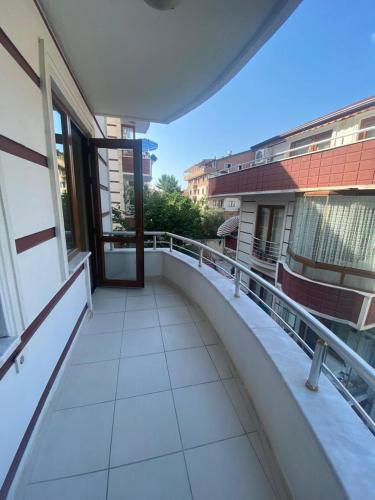 a balcony of a building with a walkway at Sure Hause in Değirmendere