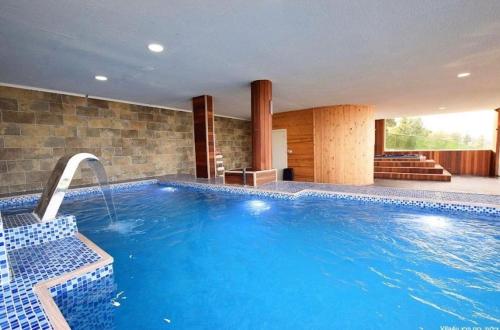 una gran piscina en una casa en my dream en ‘Isfiyā