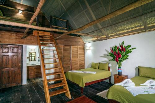 Postel nebo postele na pokoji v ubytování Las Guacamayas Lodge Resort, Selva Lacandona, Chiapas México