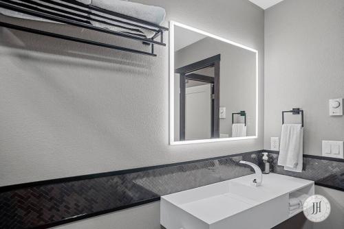 Un baño de Modern Luxurious Stay Bidet Lighted Mirror