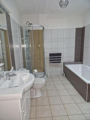 une salle de bain avec une baignoire, des toilettes et un lavabo dans l'établissement Appartement Le Grillenbreit, à Colmar