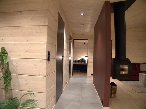 um corredor que leva a um quarto numa casa em Ekkerøy Lodge - Arctic luxury em Vadsø