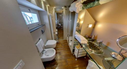 a small bathroom with a sink and a toilet at Sestosenso Suites in Campiglia Marittima