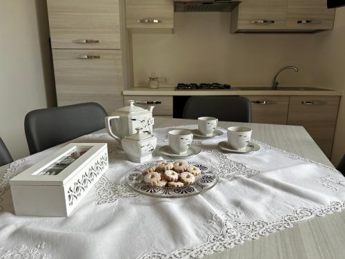 stół z dwoma kubkami i talerzem jedzenia na nim w obiekcie La Petraia w mieście Magliano