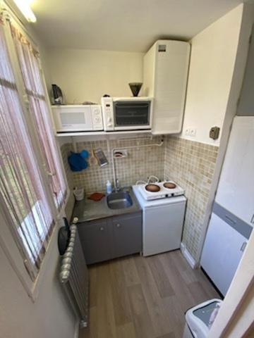 a small kitchen with a sink and a microwave at Appartement Col de Latrape in Aulus-les-Bains