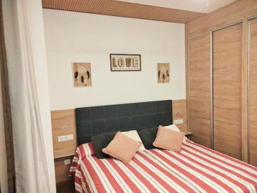 - une chambre avec un lit et 2 oreillers dans l'établissement Loft La Calahorra del Bere con posibilidad de aparcamiento Pregunta por el PACK MÁS AMOR, à Cordoue