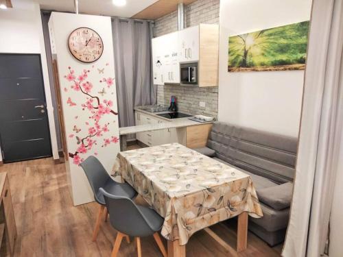 - une petite cuisine avec une table et des chaises dans la chambre dans l'établissement Loft La Calahorra del Bere con posibilidad de aparcamiento Pregunta por el PACK MÁS AMOR, à Cordoue