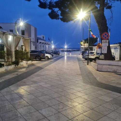 una strada di notte con auto parcheggiate sulla strada di Sole mare vacanze a Crotone