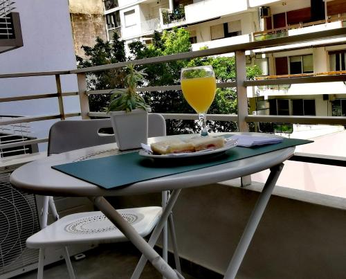 uma mesa com um prato de comida e um copo de sumo de laranja em Teodoro's Home em Buenos Aires