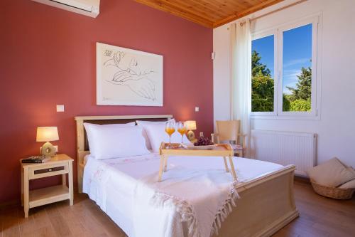 a bedroom with a bed and a table with two lamps at AmElia Villa in Spanokhórion
