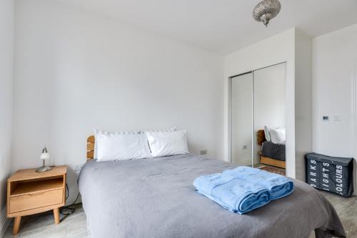 Tempat tidur dalam kamar di Modern Spacious Bright 1-Bedroom Ground Floor Flat