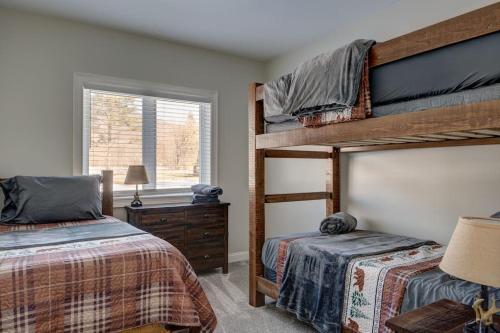 1 dormitorio con 2 literas y ventana en Escape Route Retreat, en Lincoln