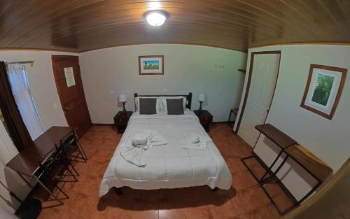 蒙泰韦尔德哥斯达黎加Casa Jungle Monteverde B&B的卧室配有一张白色大床