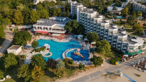 una vista aérea de un complejo con un parque acuático en Laguna Beach Hotel, en Albena