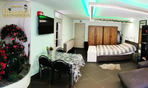 een woonkamer met een tafel en een bed bij Vakantiewoning Henisdael in Heers