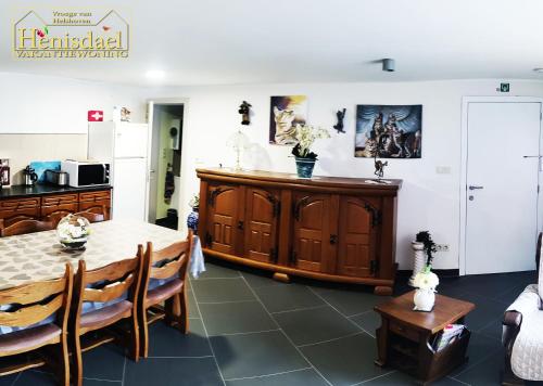 een keuken en eetkamer met een tafel en stoelen bij Vakantiewoning Henisdael in Heers