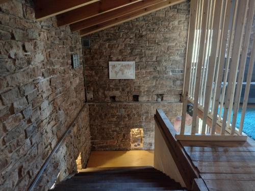 - un escalier dans un bâtiment avec un mur en pierre dans l'établissement Raphale, à Prévéza