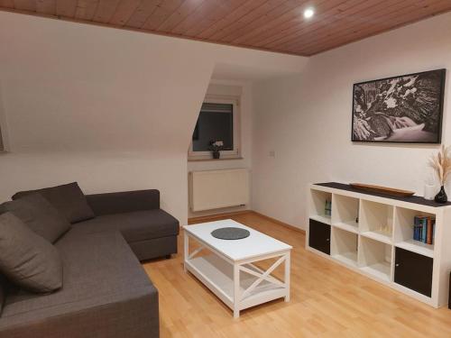 ウルムにあるRooftop Apartmens Ulm - komfortable neue Gemeinschaftsunterkunft im Herzen von Ulm - Raum 3のリビングルーム(ソファ、テーブル付)