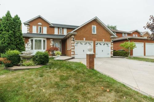 Beautiful Home 4 Bed, 3 bath, garage, backyard!