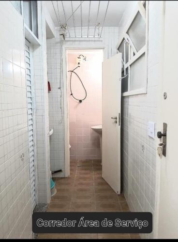 a bathroom with a shower and a sink at Apartamento Praia de Pitangueiras Pé na Areia Vista para o Mar in Guarujá