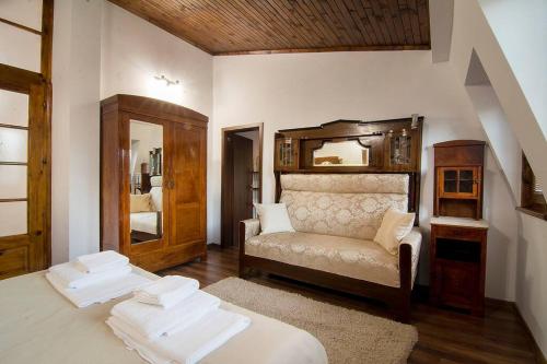 1 dormitorio con cama, sofá y espejo en Retro Apartment 11, en Plovdiv