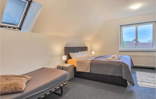 - une chambre avec 2 lits et une fenêtre dans l'établissement Pension Kuestenbrise, à Elmenhorst