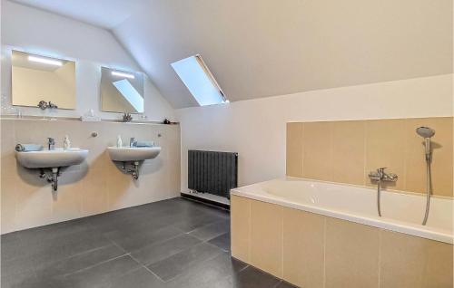 La salle de bains est pourvue d'une baignoire, d'un lavabo et d'une baignoire. dans l'établissement Pension Kuestenbrise, à Elmenhorst