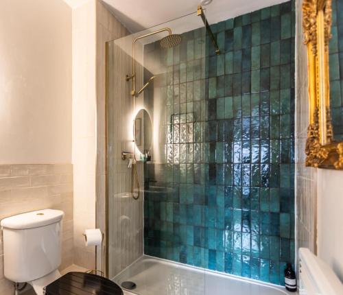 a bathroom with a toilet and a glass shower at Chic, immaculate Warwick apartment sleeps 4 & free private parking, easy walk to Warwick, castle, canal-side pub on doorstep - perfect for relaxing breaks, the races or workcation in Warwick