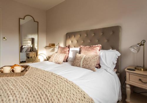 1 dormitorio con 1 cama blanca grande con almohadas en Bright, immaculate, luxe Apartment minutes from Warwick - perfect for short & long breaks, en Warwick