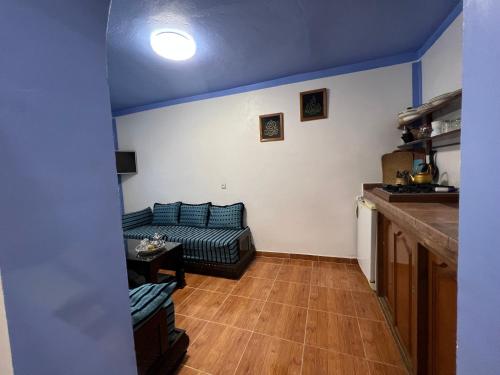 ein Wohnzimmer mit einem Sofa und einem Tisch in der Unterkunft La Perla Azul in Chefchaouen