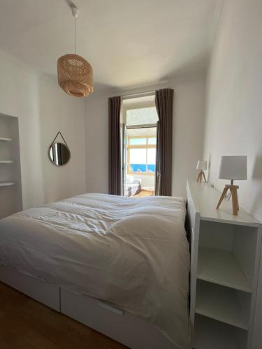 Schlafzimmer mit einem Bett, einem Schreibtisch und einem Fenster in der Unterkunft Frontiere de Monaco 3 Pieces Vue Mer in Cap d'Ail