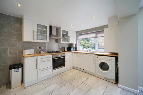 Cucina o angolo cottura di Perfectly located 4 bed town house in central Wetherby sleeps 8