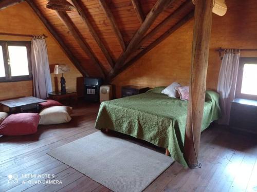 ein Schlafzimmer mit einem Bett und einer Holzdecke in der Unterkunft Casa En Punta Ballena Zona Chihuahua Mínimo tres noches in Punta del Este