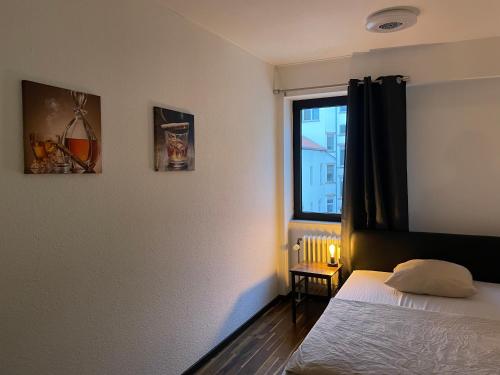 1 dormitorio con cama y ventana en Music Residence, en Saarbrücken