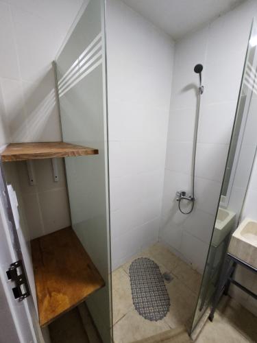 una ducha con una puerta de cristal junto a un lavabo en Departamento ubicadisimo con estacionamiento incluido capital Mendoza 5 en Mendoza