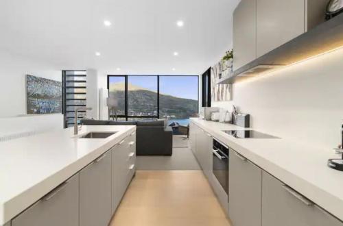 Η κουζίνα ή μικρή κουζίνα στο Queenstown Terrace