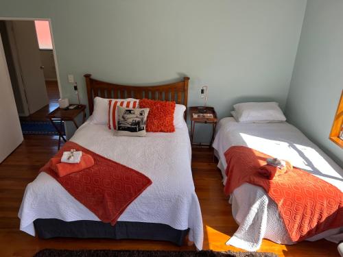 dwa łóżka siedzące obok siebie w sypialni w obiekcie Coastal Lodge Kekerengu w mieście Kekerengu