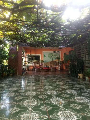 Zimmer mit gemustertem Boden und Pflanzen darauf in der Unterkunft Grahl house in Encarnación