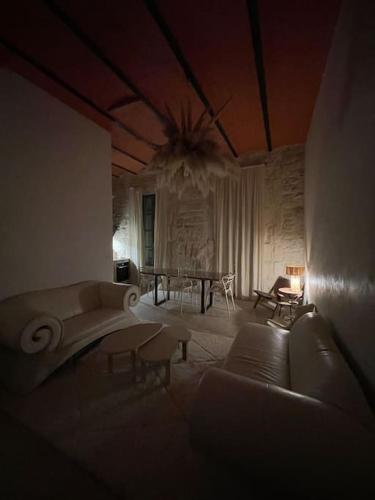 un salon avec un canapé et une table dans l'établissement Pamp’Arles, à Arles