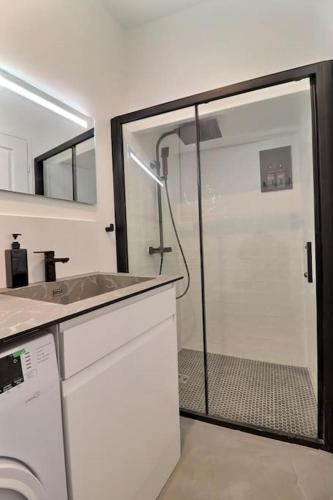 une salle de bain avec une douche avec un lavabo et des toilettes dans l'établissement Unique loft apartment Located 15 minutes from the Champs Élysées, à Saint-Ouen