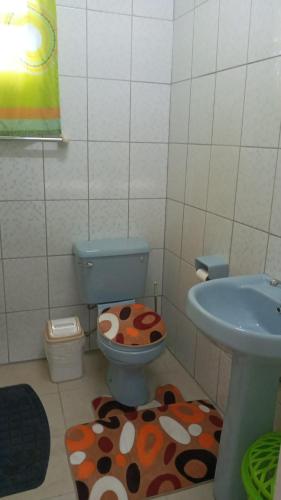 een badkamer met een toilet en een wastafel bij Mona's Place in Roseau
