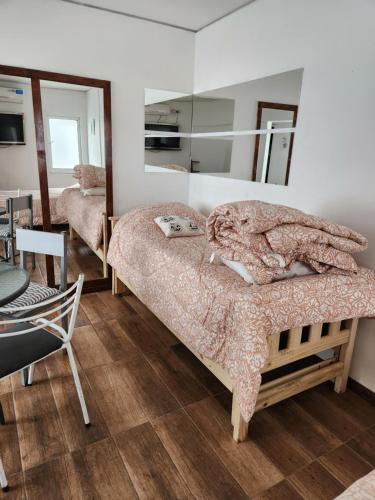1 dormitorio con cama y espejo en Departamento ubicadisimo calle chile con estacionamiento incluido capital Mendoza 7 en Mendoza