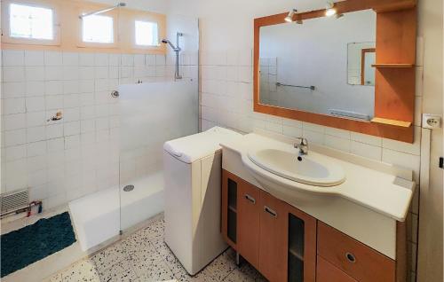 Koupelna v ubytování Nice Apartment In Nissan-lez-enserune With 3 Bedrooms And Wifi