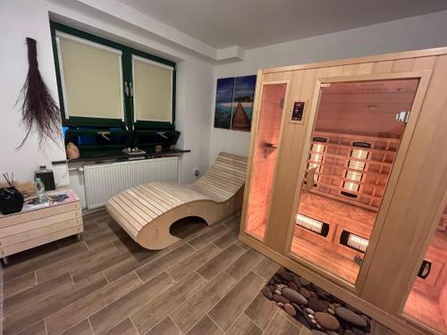 ein Wohnzimmer mit einer Bank und einem Fenster in der Unterkunft Gold Pearl Zegrze in Serock