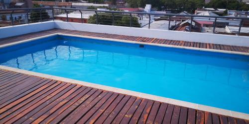 una piscina en la azotea de un edificio en Hermoso departamento a 30 metros de paseo Balcarce en Salta