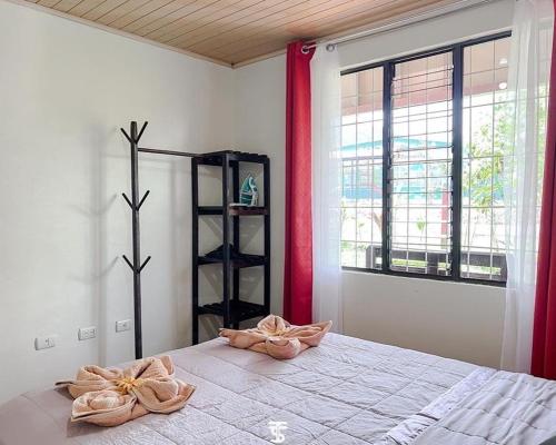 sypialnia z dużym łóżkiem i oknem w obiekcie Villa Rincón del Arenal w mieście Fortuna