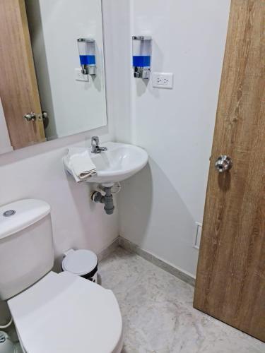 a bathroom with a white toilet and a sink at Apartamento Completo Parqueadero - Ibagué - cerezo in Ibagué